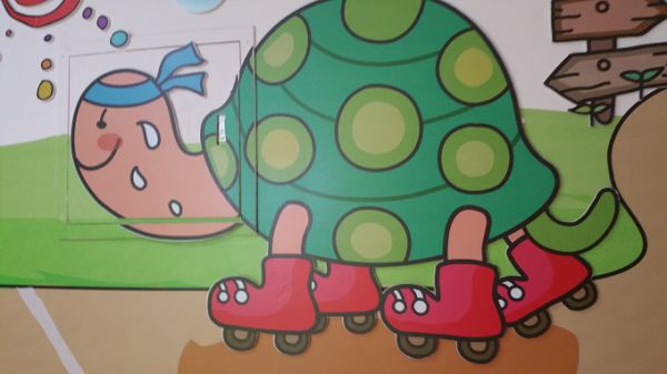 幼儿园环境布置：墙面布置——乌龟溜冰