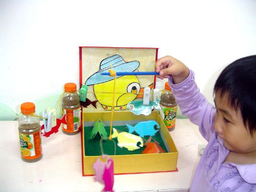 幼儿园中班美术活动：小鸭钓鱼