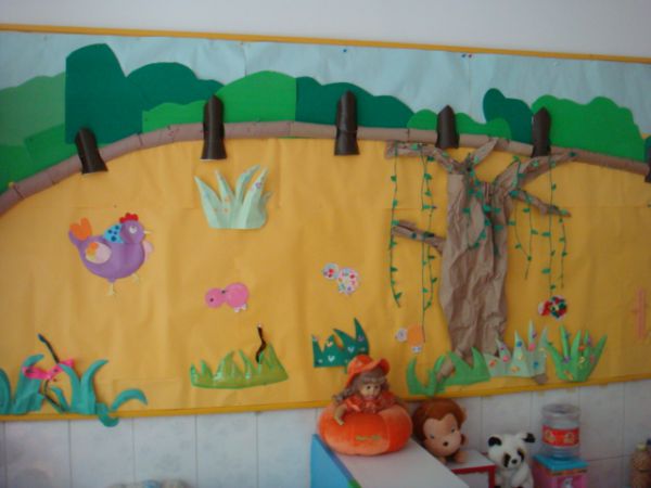 幼儿园立体纸艺主题墙布置：母鸡带小鸡来散步