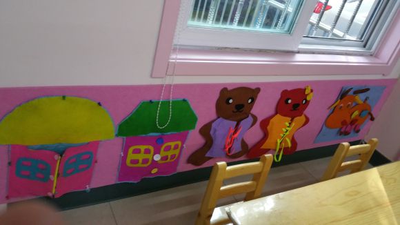 幼儿园生活环境布置：给小熊系扣