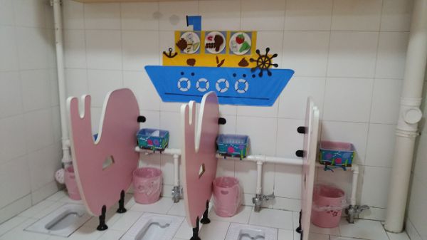 幼儿园生活环境布置：小便池布置