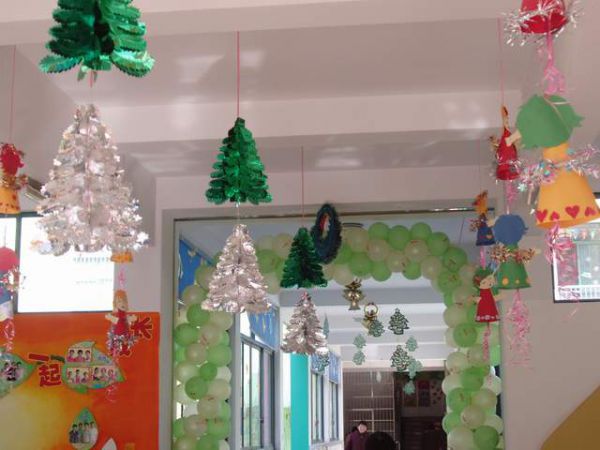 幼儿园圣诞走廊装饰：圣诞树挂饰