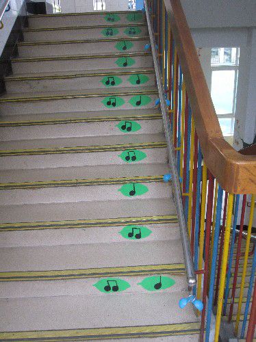 幼儿园环境布置：楼梯装饰——蝌蚪状的音符
