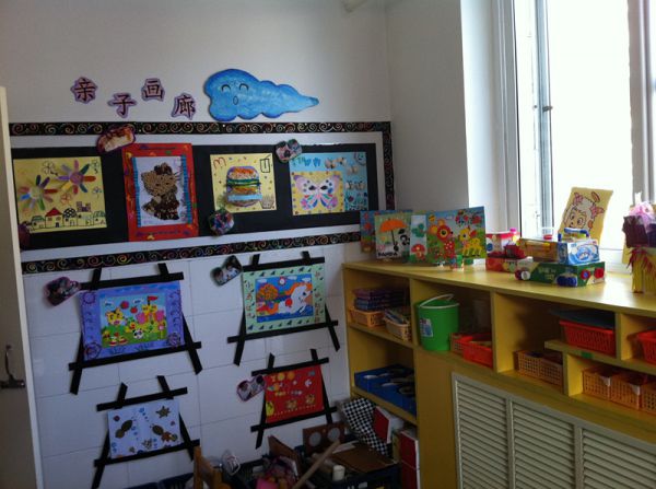 幼儿园活动区布置:美工区----亲子画廊