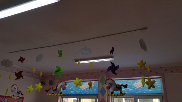 幼儿园环境布置：吊饰布置——大风车与小马