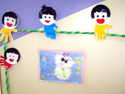 幼儿园环境布置墙面：手掌娃娃