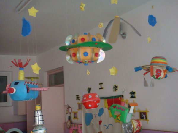 幼儿园环境布置：吊饰——飞船