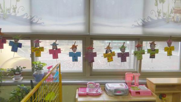 幼儿园环境布置：窗户——稻草人