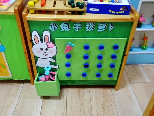 幼儿园小班互动墙饰：小兔子拔萝卜
