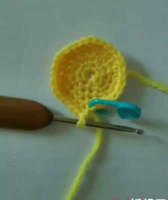 手工毛线编织小物件，小黄人钥匙包制作步骤图