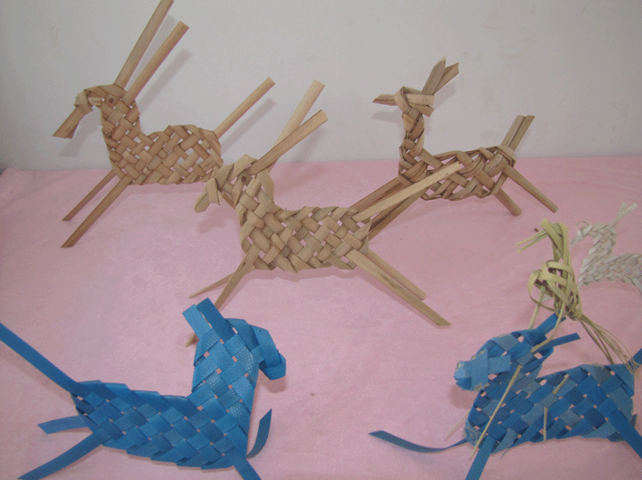 幼儿园马年编织手工：小马和小鹿